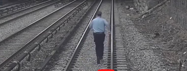 Željezničari spasili trogodišnjeg dječaka sa šina u Njujorku (VIDEO)