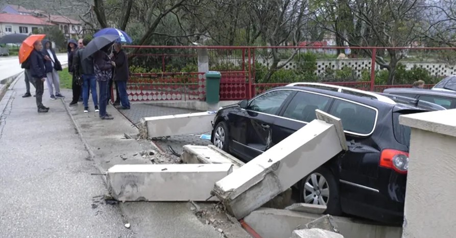 AUTOMOBIL ZAVRŠIO U GARAŽI Tri udesa na istom mjestu u jednom danu