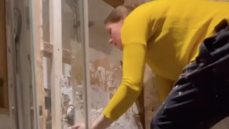 Hana renovirala kupatilo jer je curio tuš, pa se iznenadila kad je vidjela šta se nalazi iza pločica
