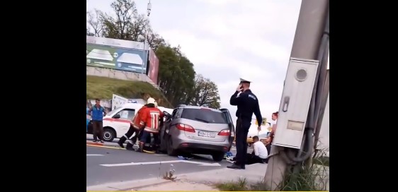 TEŠKA SAOBRAĆAJKA KOD VITEZA Više povrijeđenih, vatrogasci sjekli vozilo