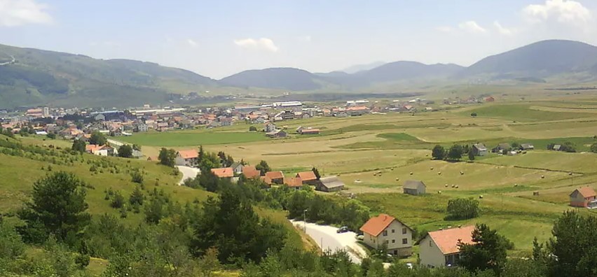 PRIČA KOJA SLAMA SRCA U kupreškom selu Ravno osnovnu školu pohađa jedino dijete u selu