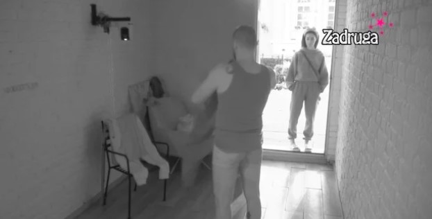 PALA MU ROLETNA! Zvezdan pobjesnio, pa Anđelu istjerao iz izolacije, ona kao pokisli miš na vratima molila za oprost! (VIDEO)