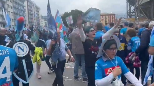 LUDILO NA ULICAMA NAPULJA Navijači već slave titulu, čekaju je 33 godine (VIDEO)