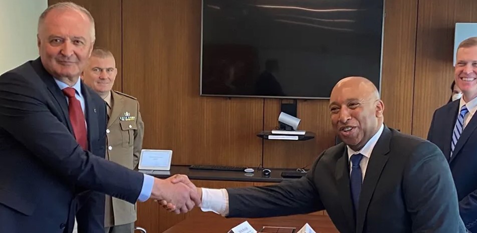 HELEZ SE BRUKA ZA SVE PARE Promašio temu, u SAD pričao o NATO-u i Srpskoj umjesto o ekonomiji