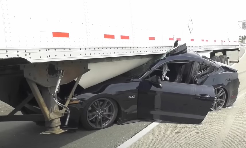 STRAVIČNA SAOBRAĆAJKA Autom podletio pod šleper (VIDEO)
