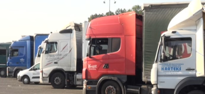 KOLONAMA NA GRANICI SE NE VIDI KRAJ Prevoznici očajni, čekaju i po 10 sati