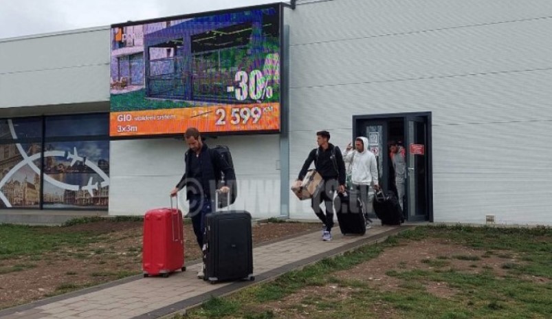 KRAJIŠKA LJEPOTICA POSTAJE CENTAR SVIJETA U Banjaluku stigao prvi avion sa teniserima