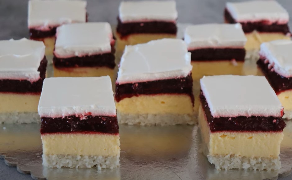 RAFAELO LEDENE KOCKE SA VIŠNJAMA Kolač toliko sočan da se topi u ustima - svi će vam tražiti recept