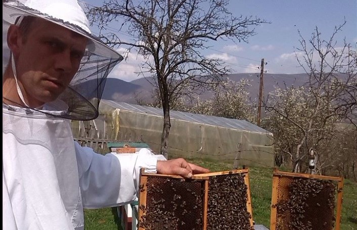 SVAKA KOŠNICA RUDNIK ZLATA Radoslav Janković, pčelar iz Rogatice, vojsku zamijenio pčelama (FOTO)
