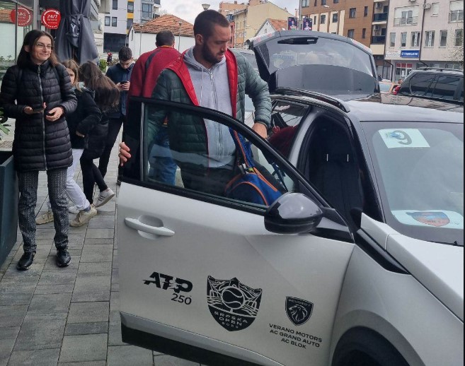TROICKI U ŽURBI, A NEĆETE VJEROVATI KOGA JE LAJOVIĆ DOVEO U BANJALUKU Fanovi strpljivo čekaju učesnike turnira "Srpska open"! Ispred hotela se pojavio "gost" kakvog nisu očekivali (FOTO)