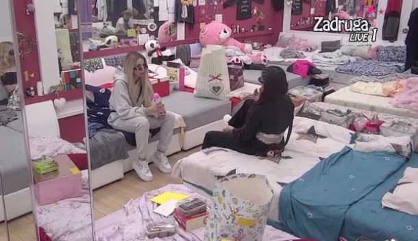 Anđela se povjerila Aleks da joj je Zvezdan najavio ozbiljan razgovor, ukoliko ne dobiju podršku u čestitkama (VIDEO)