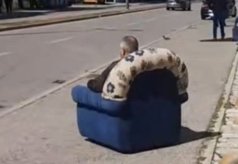 SAMO U BiH Muškarac se nasred trotoara sunča u fotelji (VIDEO)