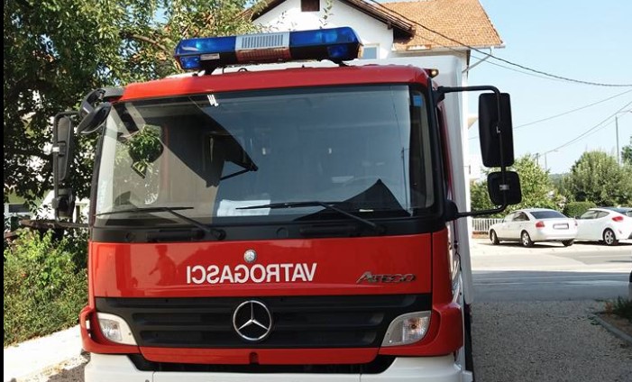 Gori automobil na autoputu Banjaluka-Doboj (FOTO)