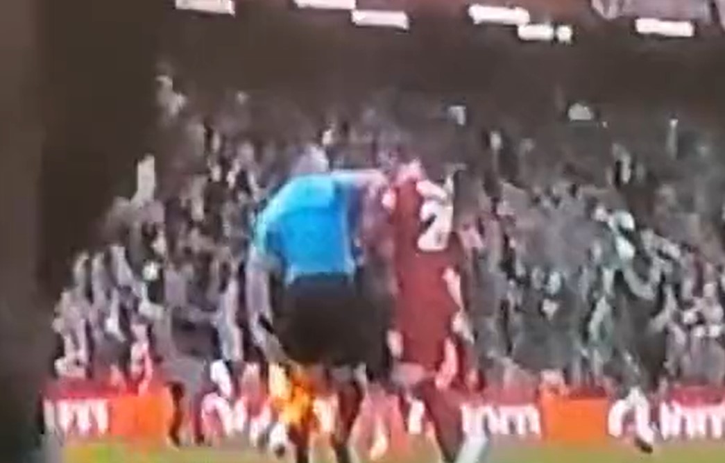 Pomoćni sudija laktom udario igrača Liverpula (VIDEO)