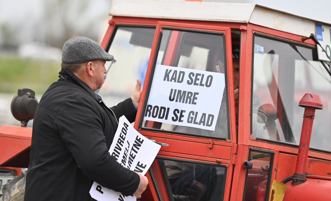 BIJELJINSKI POLJOPRIVREDNICI NA ULICAMA Traže zaštitu domaće proizvodnje i bolje uslove (FOTO)