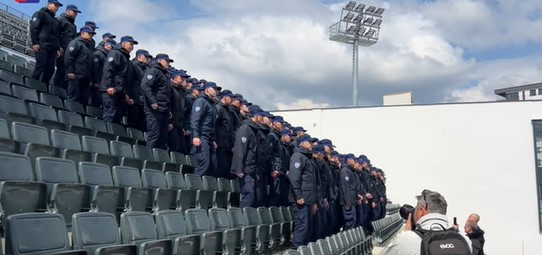 O OVOME SE PRIČA DVA DANA Kadeti "ispitivali" izdržljivost tribina pa digli buru u javnosti (VIDEO)