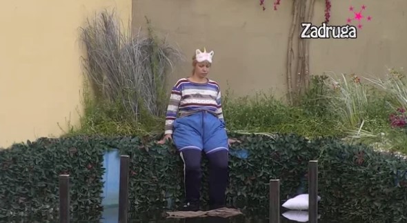 Miljana odlučila da ispita svoje granice, pa rashladila noge u jezeru! (VIDEO)