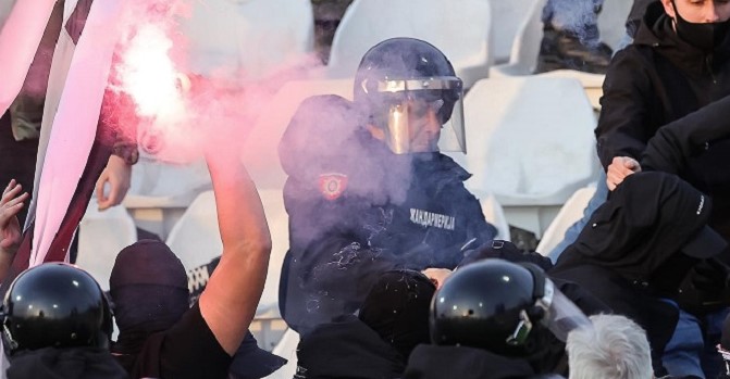 Navijači Partizana prave haos: Policija ih s tribina istjerala pendrecima (FOTO/VIDEO)