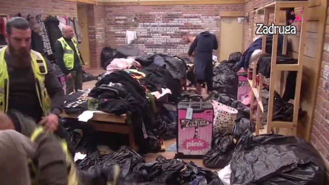 Sanja gađala Marka pa pogodila Lepog Miću čizmom u glavu! (VIDEO)