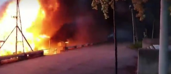 ZASTRAŠUJUĆI SNIMCI Požar na splavu na Savskom keju (VIDEO)