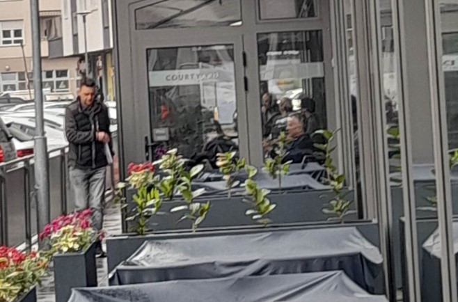 KIŠA OMETA TURNIR, ALI NE I UŽIVANJE Srđan Đoković "odložio kosu", odmara uz banjalučku kafu! Fanovi koriste priliku da se fotografišu sa velikanima bijelog sporta (FOTO/VIDEO)