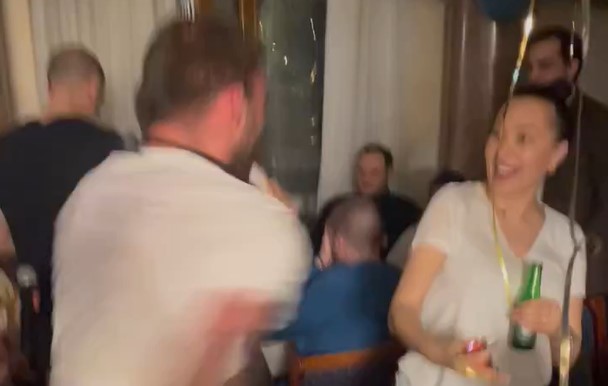 Svi detalji veselja kod Ražnatovića: Lumpovalo se do jutros, letjele šuške zbog rođenja Krstana, a Veljko u delirijumu zbog ove pjesme (VIDEO)