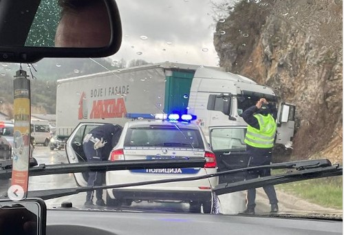 Kamion skrenuo u suprotnu traku, pa udario u stijenu (FOTO)