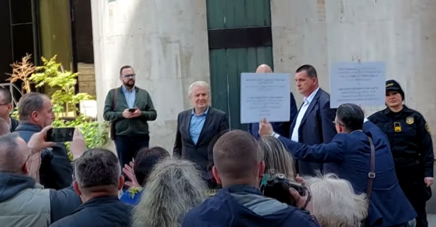 GRAĐANI NA ULICAMA SARAJEVA Protesti zbog nametanja odluke Kristijana Šmita