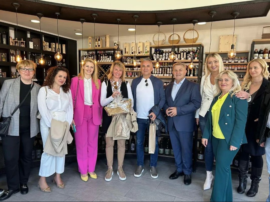 DIJANA I SRĐAN ĐOKOVIĆ NA ROĐENDANU U BANJALUCI Posjetili Krajišku kuću i uživali u krajiškim delicijama (FOTO)