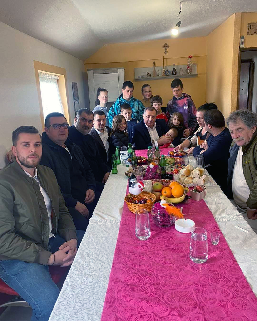 DODIK JE KRŠTENI KUM DEVETORO DJECE PORODICE ĐURIĆ Na Vaskrs ih je posjetio i uručio poklone!