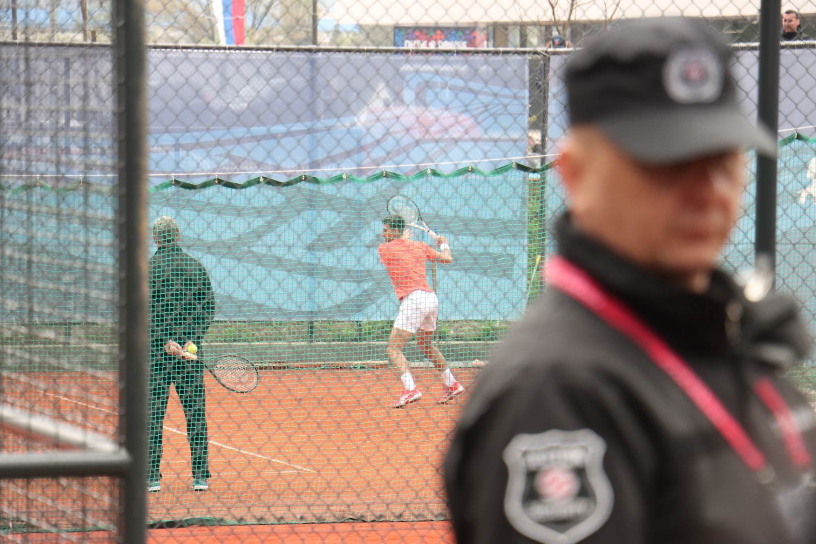 NOVAK ĐOKOVIĆ STIGAO U TENISKI KOMPLEKS Prvo teretana, pa zagrijavanje! Evo kad će na teren