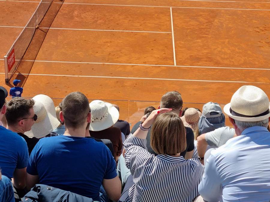 U BANJALUCI DANAS „UGODNIH“ 22 STEPENA Publika na Srpska openu se prži, ali ova dvojica su pronašla rješenje (FOTO)