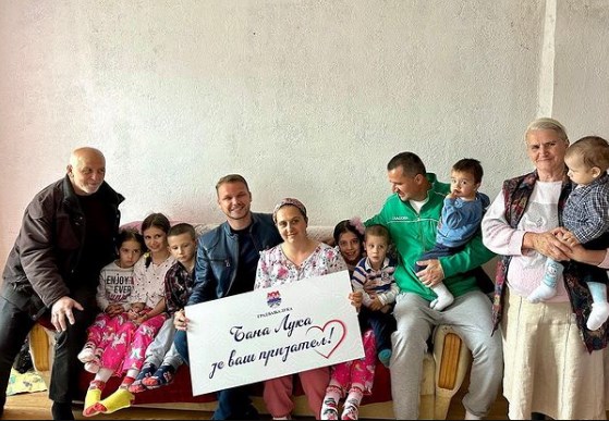 Stanivuković proveo Vaskrs sa višečlanim porodicama, proslavili su i jedan rođendan (FOTO)