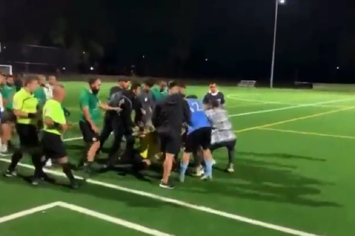 (UZNEMIRUJUĆI VIDEO) Sudija pretučen na terenu, napadač ga brutalno tukao