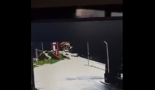 (UZNEMIRUJUĆI VIDEO) SCENE SAOBRAĆAJKE KOD TRAVNIKA LEDE KRV U ŽILAMA Objavljen snimak nesreće u kojoj je stradao mladić