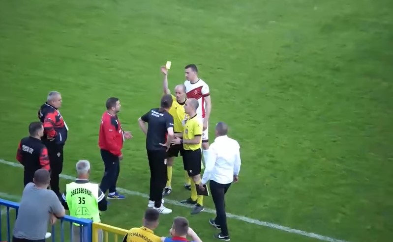 NOVI SKANDAL U SRPSKOM FUDBALU Navijač uletio na teren i udario trenera (VIDEO)