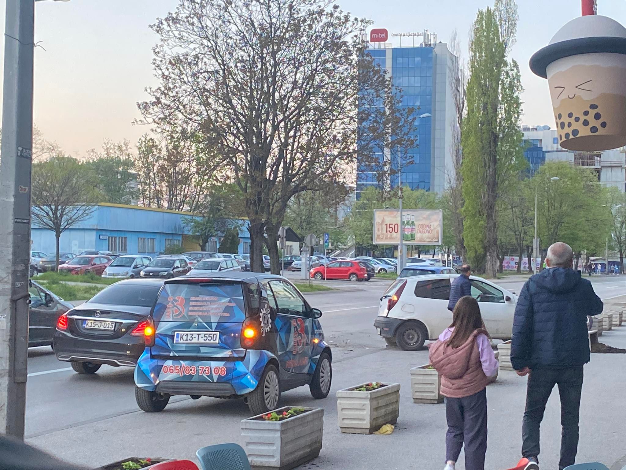UDES U VIDOVDANSKOJ Mercedes naletio na parkiranog punta, skupocjeno vozilo pretrpilo veću štetu! (FOTO)
