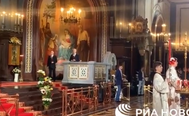 PUTIN NA VASKRŠNJOJ LITURGIJI Obučen u svečano odijelo sa svijećom u ruci
