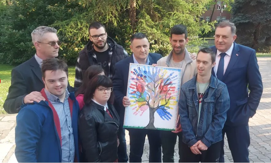 DRVO ŽIVOTA ZA NOLETA Članovi Daun centra uručili Đokoviću poklon