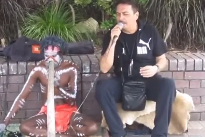Keba se prihvatio mikrofona na ulici u Sidneju i zapjevao sa Aboridžinom (VIDEO)