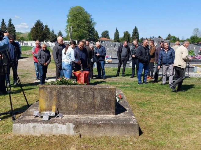 DA SE NIKAD NE PONOVI Na gradskom groblju u Brodu pomen za 88 ubijenih Srba (FOTO)