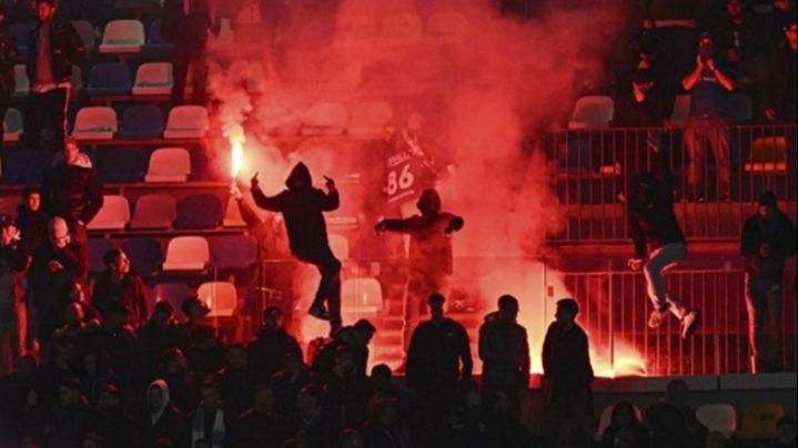 "GORE" TRIBINE Dramatična tuča Napolijevih navijača (VIDEO)