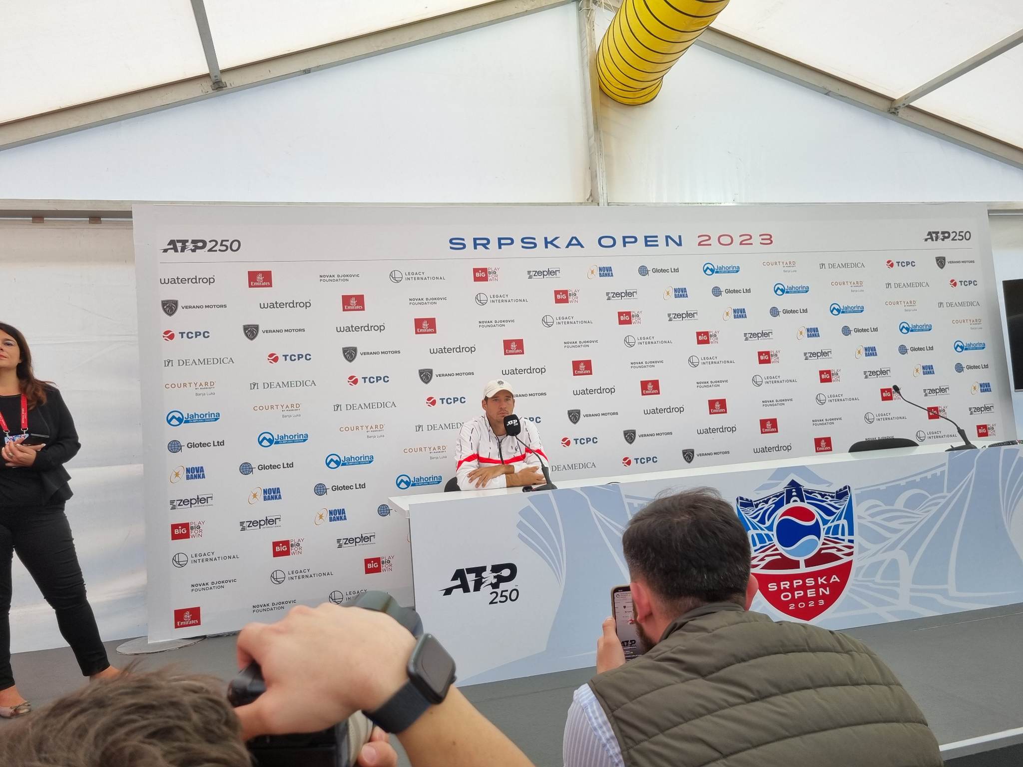 LAJOVIĆ NASMIJAO SVE NA KONFERENCIJI Nole i ja se toliko dugo znamo da nema tajni među nama