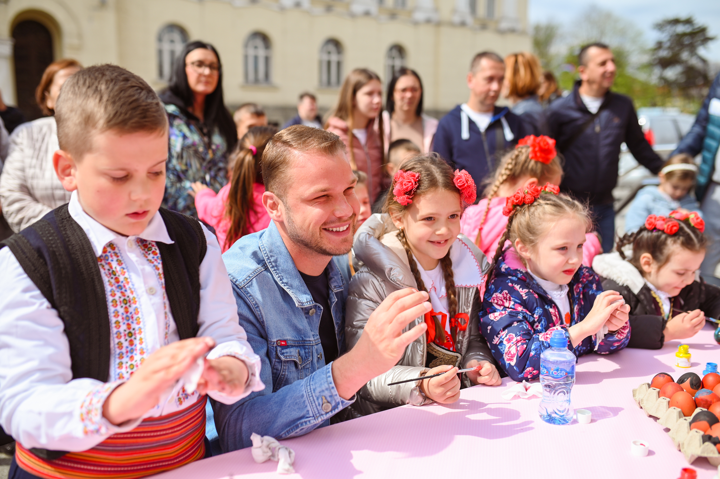 I DRAŠKO STANIVUKOVIĆ POKAZAO SVOJE UMIJEĆE Mališani ukrašavali i farbali jaja na vaskršnjem druženju u parku (FOTO)