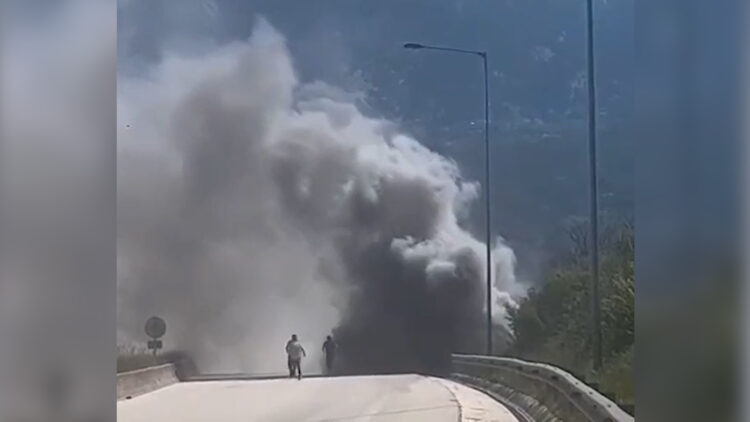 ZAPALIO SE AUTOBUS PUN UČENIKA IZ SRBIJE Maturanti iz Niša panično iskakali i bježali iz vozila, svugdje kuljao crni dim (VIDEO)