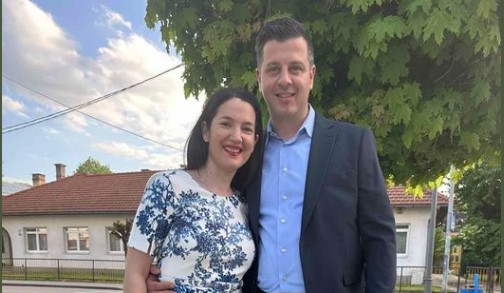 ŽENI NAM SE LJUBIŠA PETROVIĆ Zvanice stižu sa svih strana Srpske, a nezaobilazna je i porodica Trivić: Jelena i Dejan širokim osmijehom i stajlingom zasijenili sve (FOTO)