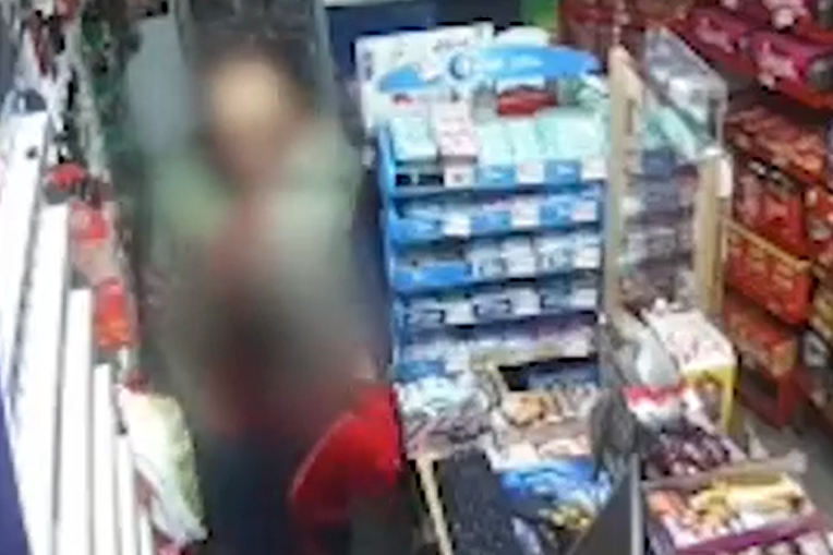 (UZNEMIRUJUĆI VIDEO) Snimak brutalnog napada na prodavačicu: Čovjek je silovito udara iza pulta