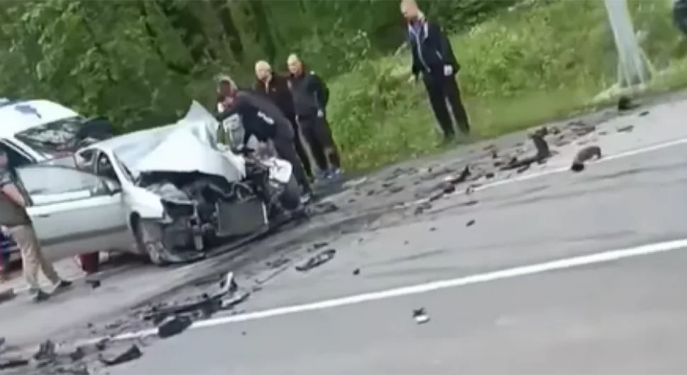 STRAVIČNA SAOBRAĆAJKA Autom se zabio u autobus