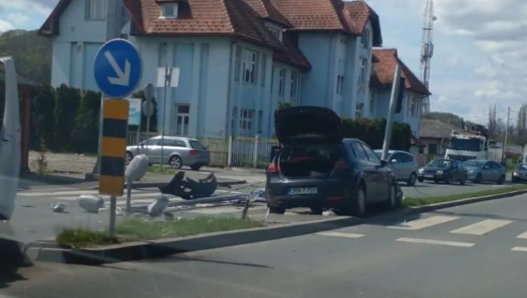 NESREĆA NA RASKRSNICI U TUZLI Autom srušila semafor – ima povrijeđenih