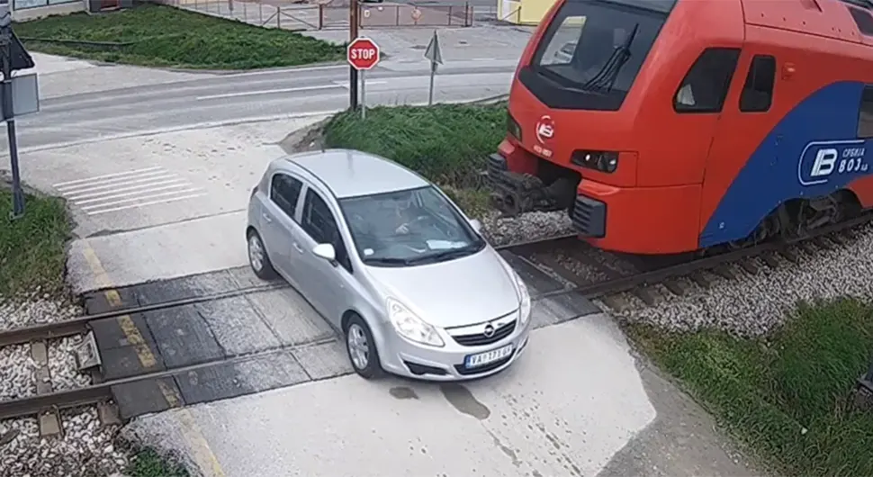 (UZNEMIRUJUĆI VIDEO) Voz naletio na auto, žena poginula na licu mjesta